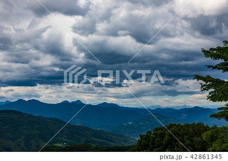 夏の山の天気 台風通過後の雲と秩父山地の眺望 b-2 東秩父村から蓑山・宝登山方向 夏の山の天気 台風通過後の雲と秩父山地の眺望 b-2 東秩父村から蓑山・宝登山方向 42861345