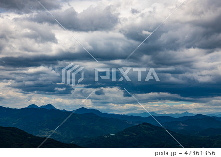 夏の山の天気 台風通過後の雲と秩父山地の眺望　c-1 東秩父村から宝登山方向 42861356