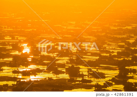 《富山県》富山の絶景・砺波平野、散居村の夕景 42861391