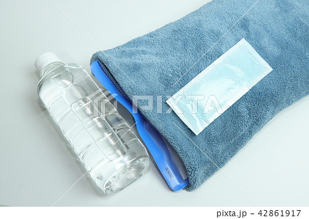 水とペットボトル 42861917