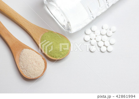 サプリメントとスプーン 42861994
