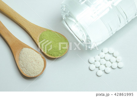 サプリメントとスプーン 42861995
