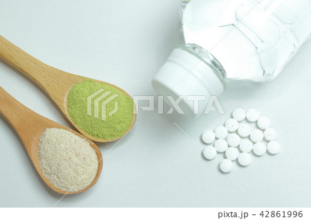 サプリメントとスプーン 42861996