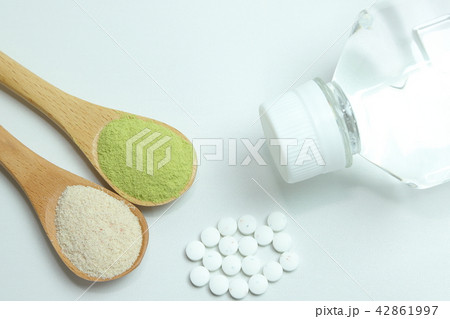 サプリメントとスプーン 42861997