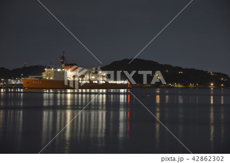 横須賀港の夜景 【夏】 砕氷艦「しらせ」 42862302