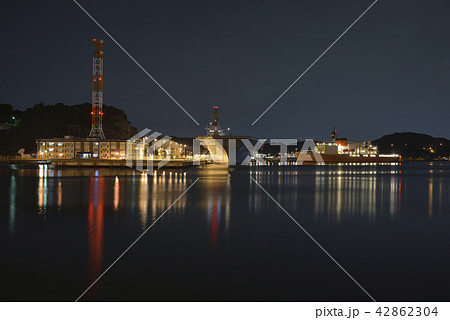 横須賀港の夜景 夏 しらせ いずも の写真素材