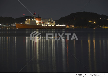 横須賀港の夜景 【夏】 砕氷艦「しらせ」 横須賀港の夜景 【夏】 砕氷艦「しらせ」 42862306