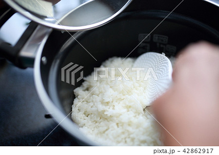 ご飯 (ライス 主食 米 ガス炊き キッチン 台所 LDK 人物 主婦 家事 ボディパーツ 顔なし) 42862917