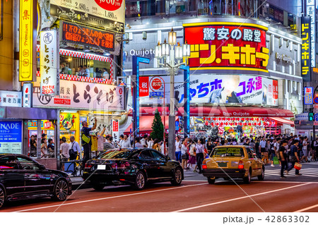 東京　新宿　歌舞伎町交差点 42863302