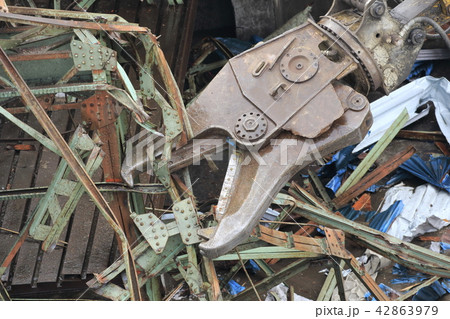 建物の解体現場　解体用つかみ機　クローズアップ 42863979