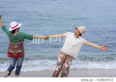 海 砂浜 女性 42864453
