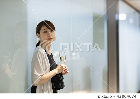 女性 パーティー 女性 パーティー 42864674