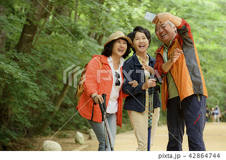 山歩き 高齢者 老人 42864744
