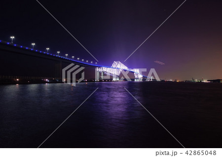 東京ゲートブリッジのライトアップと東京湾の夜景の写真素材