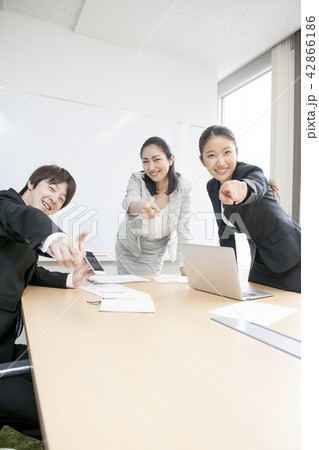 ビジネスシーン　会議　ミーティング 42866186
