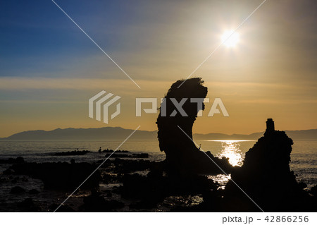 両子岩(ふたごいわ)の夕陽 【長崎県南島原市】 両子岩(ふたごいわ)の夕陽 【長崎県南島原市】 42866256