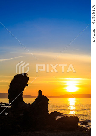両子岩(ふたごいわ)の夕陽 【長崎県南島原市】 両子岩(ふたごいわ)の夕陽 【長崎県南島原市】 42866276