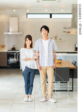 若い夫婦 42866655