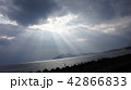 海に差す薄明光線 42866833