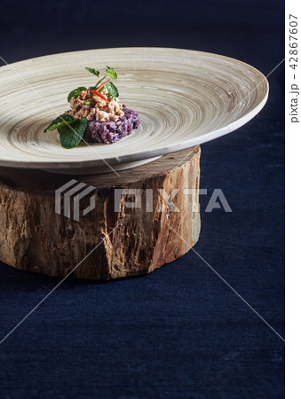 Spicy minced pork salad and sticky rice. 42867607