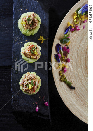 Spicy minced pork salad and sticky rice. 42867609