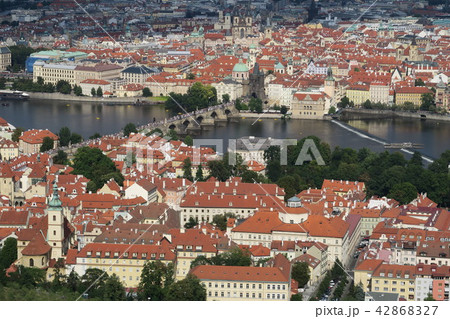 ペトシーン展望台から撮影した　カレル橋　 42868327