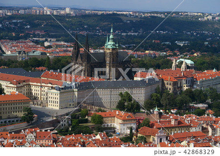 ペトシーン展望台から撮影した　プラハ城 42868329