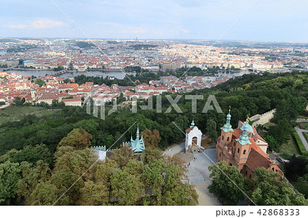 ペトシーン展望台から撮影したプラハの街　 42868333