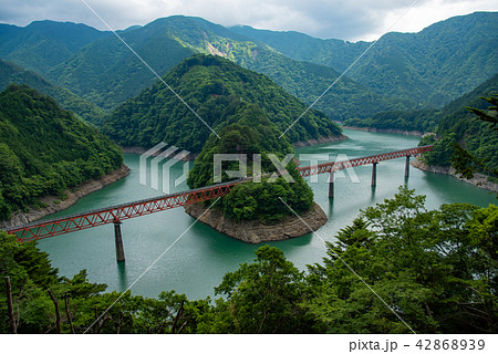 南アルプスあぷとライン　大井川鐵道井川線　せっそ湖に浮かぶ奥大井湖上駅 42868939