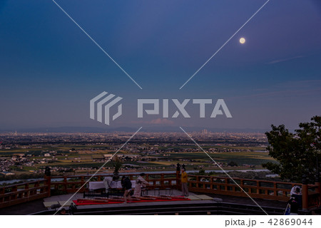 岐阜県　海津市　南濃町　月見の森からの眺め　満月　中秋の名月　観月会の準備をする人々 42869044