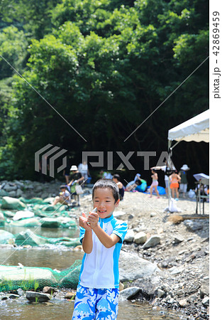 釣りを楽しむ子ども 42869459