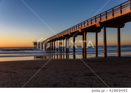 アメリカ・サンディエゴ・ラホヤ海岸の桟橋 ゴールデンアワー アメリカ・サンディエゴ・ラホヤ海岸の桟橋 ゴールデンアワー 42869495