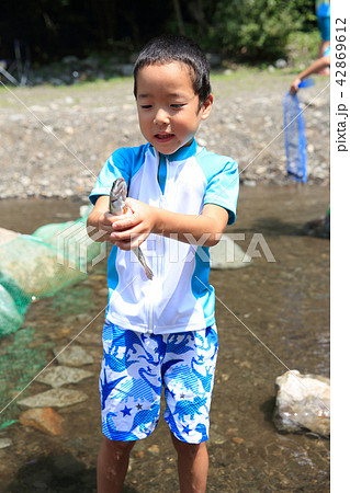 釣りを楽しむ子ども 釣りを楽しむ子ども 42869612