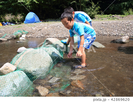 釣りを楽しむ子ども 釣りを楽しむ子ども 42869620