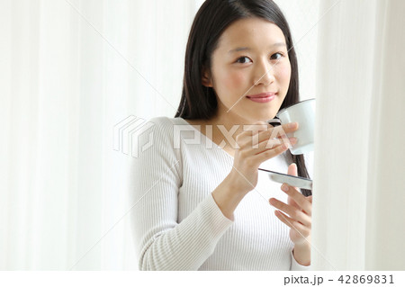 コーヒーを飲む女性 コーヒーを飲む女性 42869831