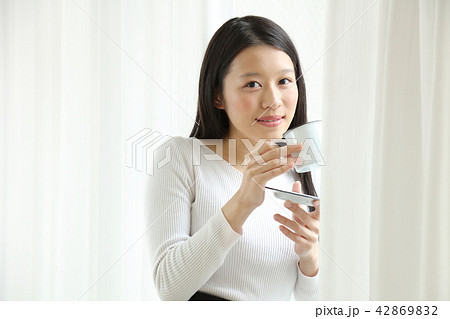 コーヒーを飲む女性 42869832