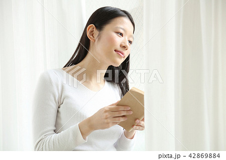 読書する女性 読書する女性 42869884