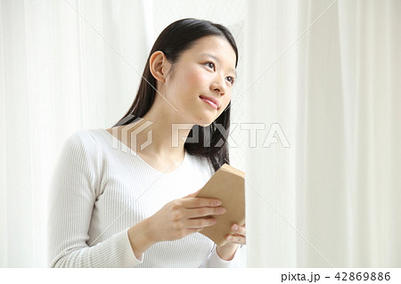読書する女性 42869886