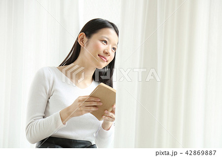 読書する女性 読書する女性 42869887