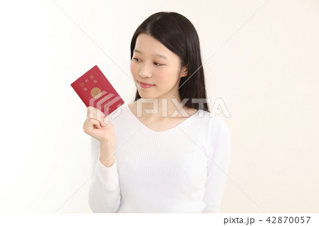 パスポートを持つ女性 42870057