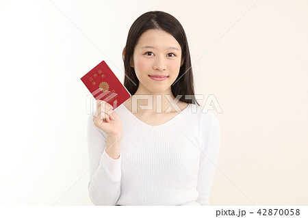 パスポートを持つ女性 パスポートを持つ女性 42870058
