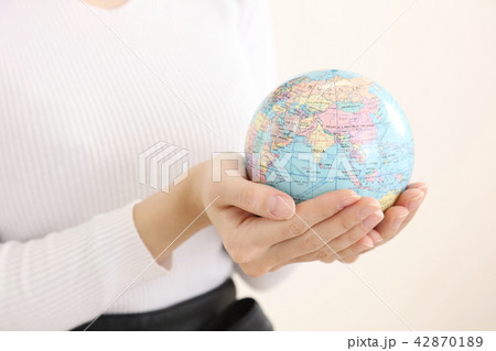 地球儀を持つ手元 地球儀を持つ手元 42870189