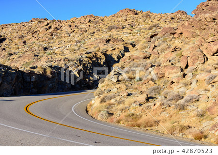 モンテズーマ・バレーの奇岩群と道路 42870523