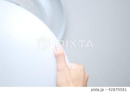 電気交換 (顔なし 人物 男性 ビジネス 仕事 主夫 コピースペース LED エコロジー 作業員) 電気交換 (顔なし 人物 男性 ビジネス 仕事 主夫 コピースペース LED エコロジー 作業員) 42870581