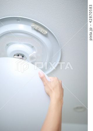 電気交換 (顔なし 人物 男性 ビジネス 仕事 主夫 コピースペース LED エコロジー 作業員) 電気交換 (顔なし 人物 男性 ビジネス 仕事 主夫 コピースペース LED エコロジー 作業員) 42870583