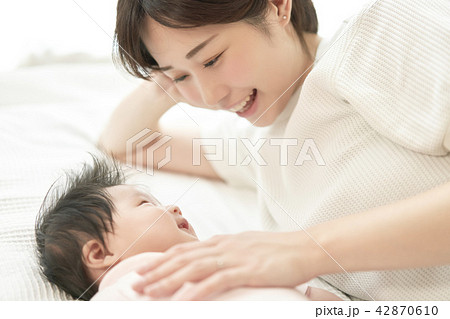 赤ちゃん 昼寝 家族 親子 添い寝 赤ちゃん 昼寝 家族 親子 添い寝 42870610