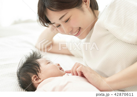 赤ちゃん　昼寝　家族　親子　添い寝 42870611