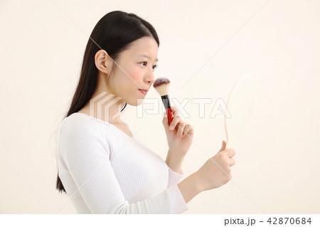 鏡を見る女性 42870684