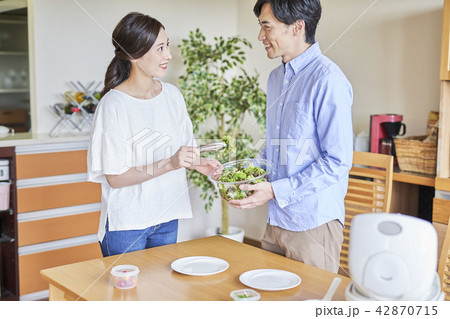 若い夫婦 42870715