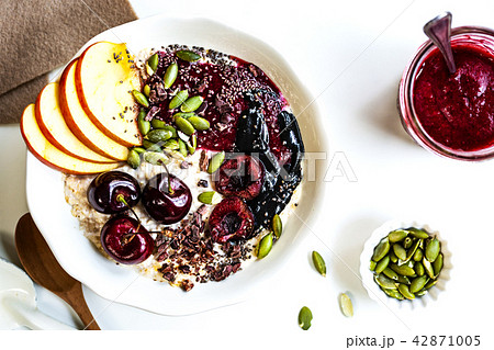 Overnight Oat with Cherry and Black Sesame Butter  42871005